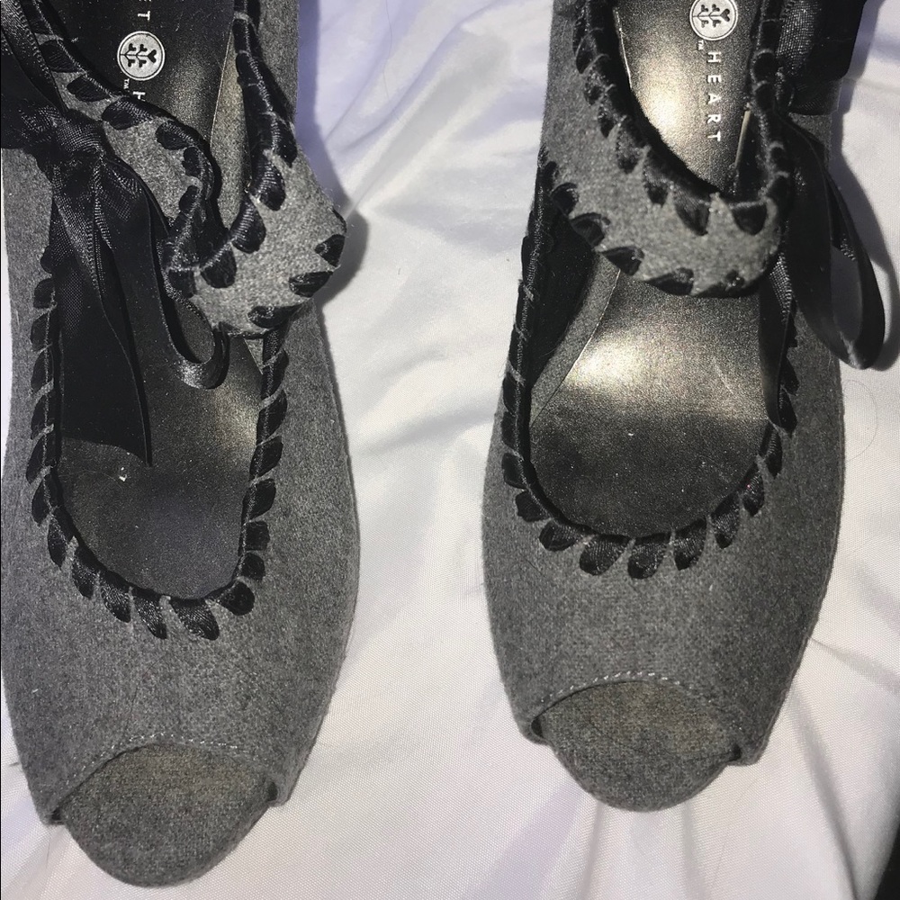 Gray felt bow heels